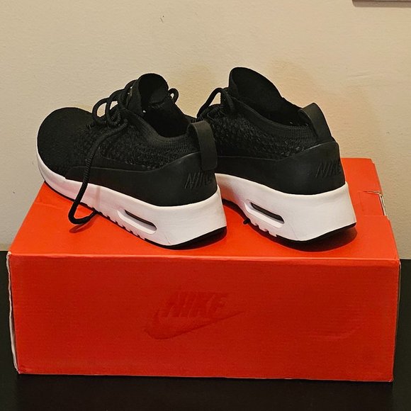 Nike/Sneakers - Picture 3 of 8